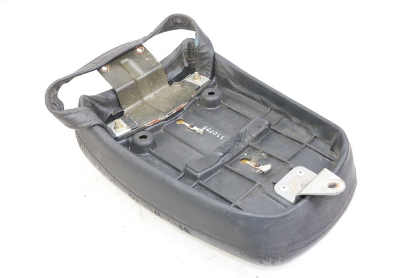 photo de REAR SEAT SUZUKI GZ MARAUDER 125 (1998 - 2004) - Alternative perspective
