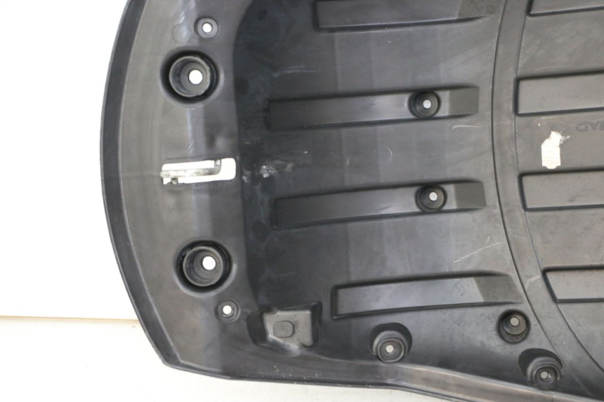 photo de REAR SEAT PEUGEOT SATELIS COMPRESSOR K15 125 (2006 - 2009) - Fixing points details