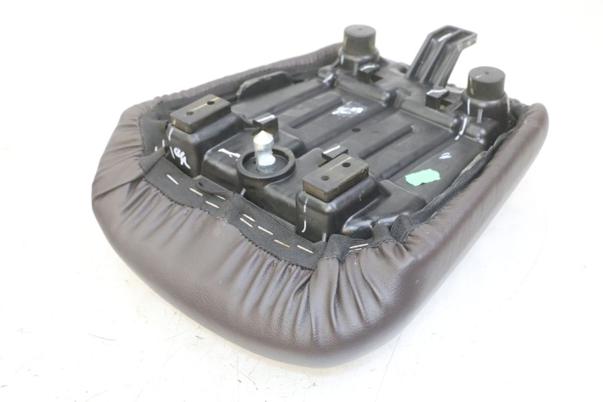 photo de REAR SEAT ROYAL ENFIELD HYMALAYAN 410 (2016 - 2023) - Component detail