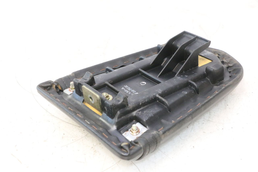 photo de REAR SEAT DAELIM VJ ROADWIN 125 (2004 - 2007) - Surface and material condition