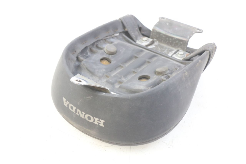 photo de REAR SEAT HONDA VT C SHADOW 125 (1999 - 2007) - Zoom on usage condition