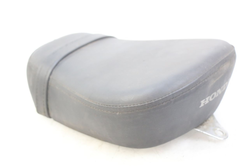 photo de REAR SEAT HONDA VT C SHADOW 125 (1999 - 2007) - Technical close-up