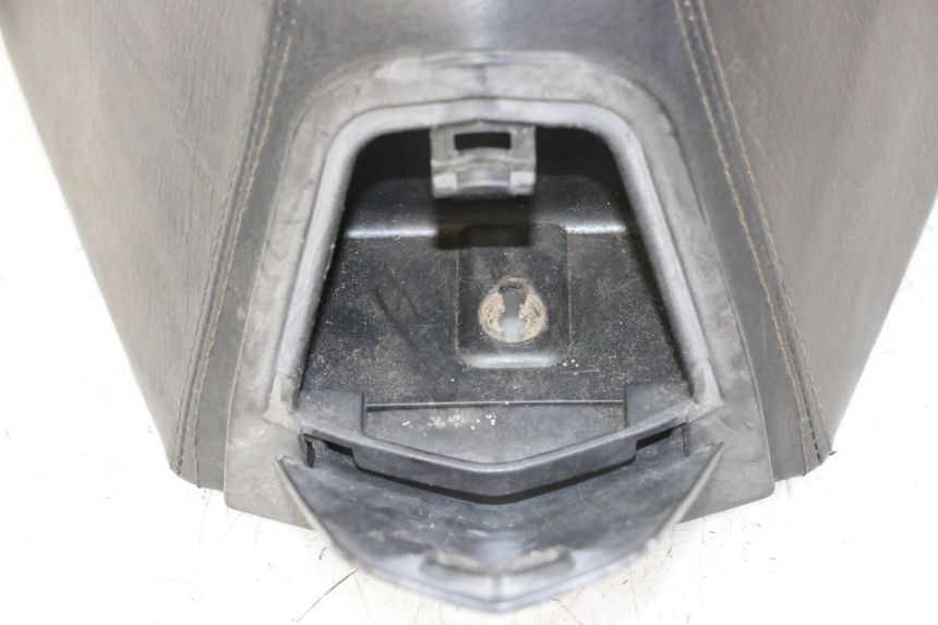 photo de FRONT SEAT PEUGEOT SATELIS COMPRESSOR K15 125 (2006 - 2009) - Fixing points details