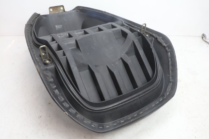photo de FRONT SEAT DAELIM S2 125 (2006 - 2007) - Fixing points details