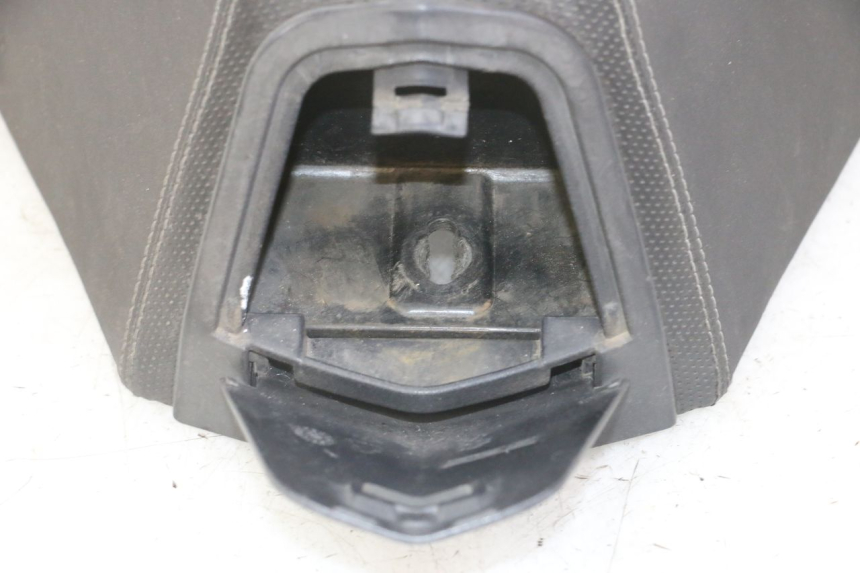 photo de FRONT SEAT PEUGEOT SATELIS 125 (2013 - 2018) - Surface and material condition