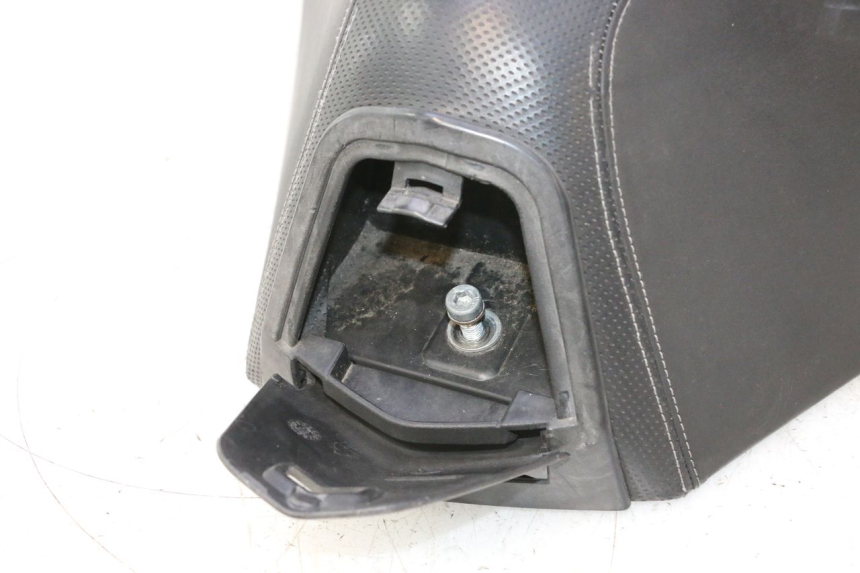 photo de FRONT SEAT PEUGEOT SATELIS 125 (2013 - 2018) - Fixing points details