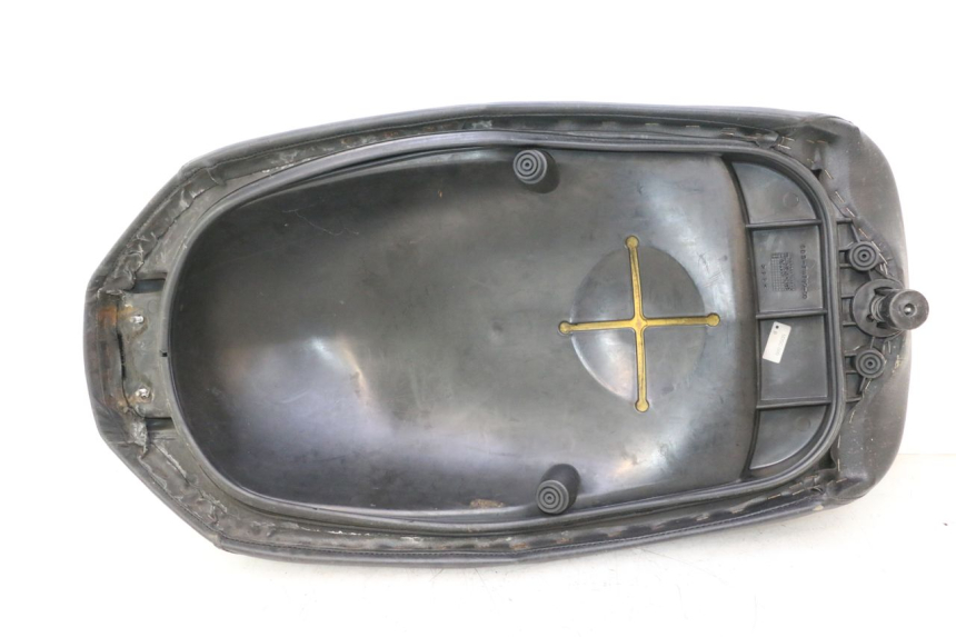 photo de FRONT SEAT YAMAHA YP MAJESTY 125 (1998 - 2001) - Fixing points details
