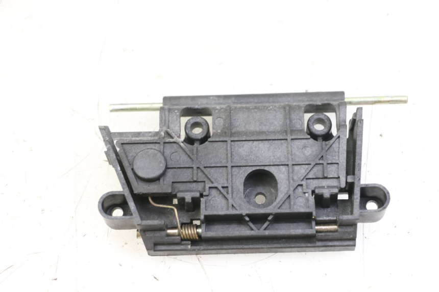 photo de SEAT LOCK SET PEUGEOT VIVACITY 125 (2010 - 2017) - Zoom on usage condition