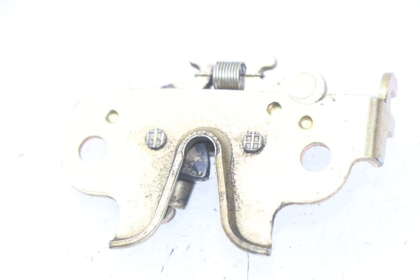 photo de SEAT LOCK SET PEUGEOT STREETZONE 2T 50 (2014 - 2019) - Zoom on usage condition