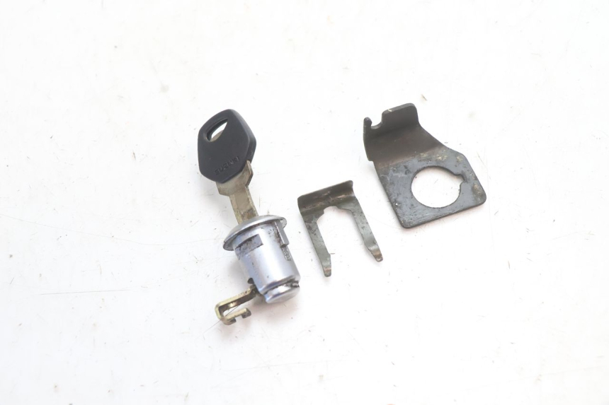 photo de SEAT LOCK SET SUZUKI SV S 650 (2003 - 2009) - Technical close-up