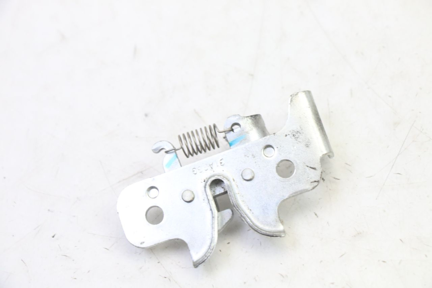 photo de SEAT LOCK SET YAMAHA XMAX X-MAX 125 (2021 - 2025) - Zoom on usage condition