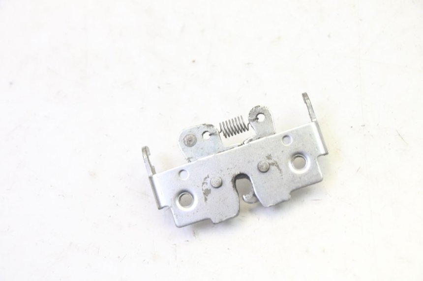 photo de SEAT LOCK SET SUZUKI BURGMAN 125 (2007 - 2014) - Zoom on usage condition