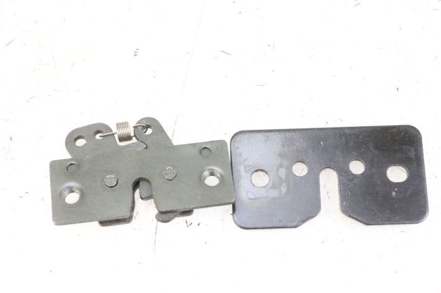 photo de SEAT LOCK SET PEUGEOT SATELIS 125 (2013 - 2018) - Zoom on usage condition