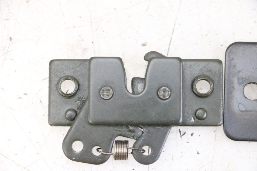 photo de SEAT LOCK SET PEUGEOT SATELIS 125 (2013 - 2018) - Alternative perspective