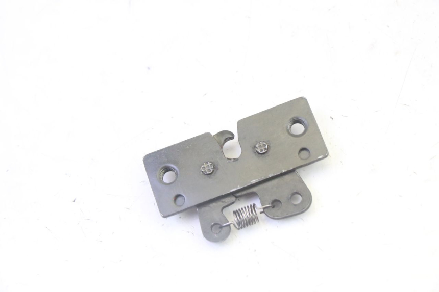 photo de SEAT LOCK SET PEUGEOT SATELIS 125 (2013 - 2018) - Zoom on usage condition