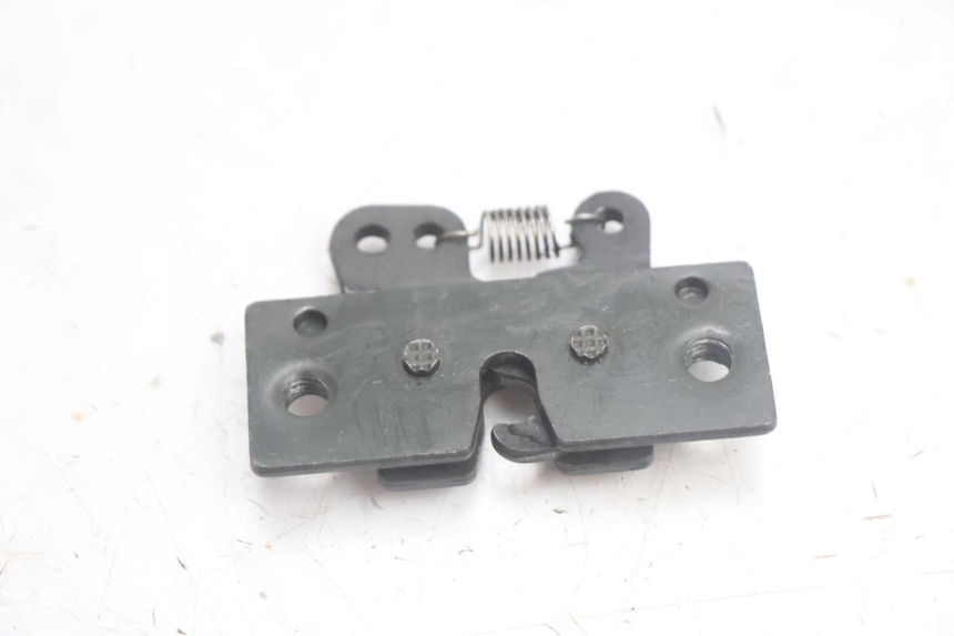 photo de SEAT LOCK SET PEUGEOT SATELIS 125 (2013 - 2018) - Zoom on usage condition