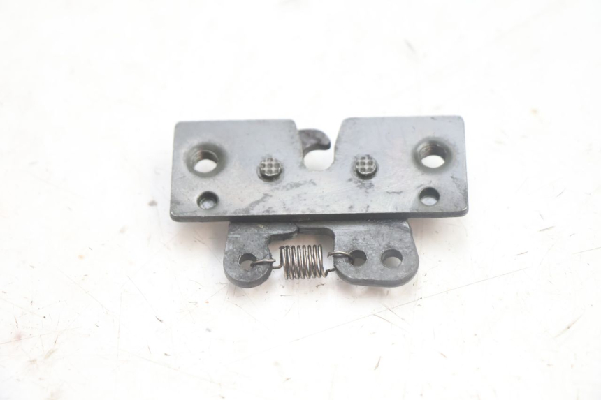 photo de SEAT LOCK SET PEUGEOT SATELIS 125 (2013 - 2018) - Alternative perspective