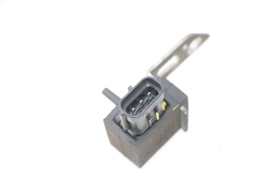 photo de AIR PRESSURE SENSOR SUZUKI BURGMAN 125 (2007 - 2014) - Alternative perspective