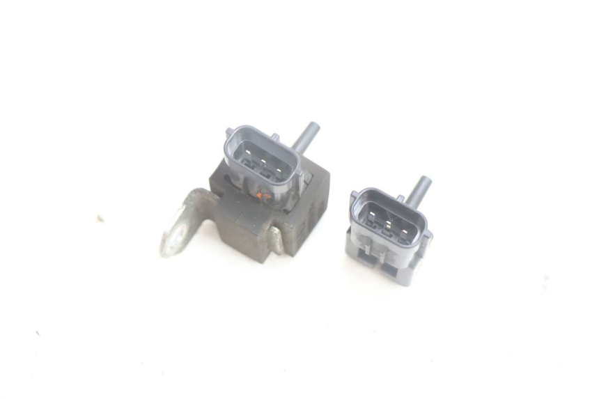photo de AIR PRESSURE SENSOR SUZUKI BURGMAN EXECUTIVE ABS 650 (2006 - 2012) - Alternative perspective