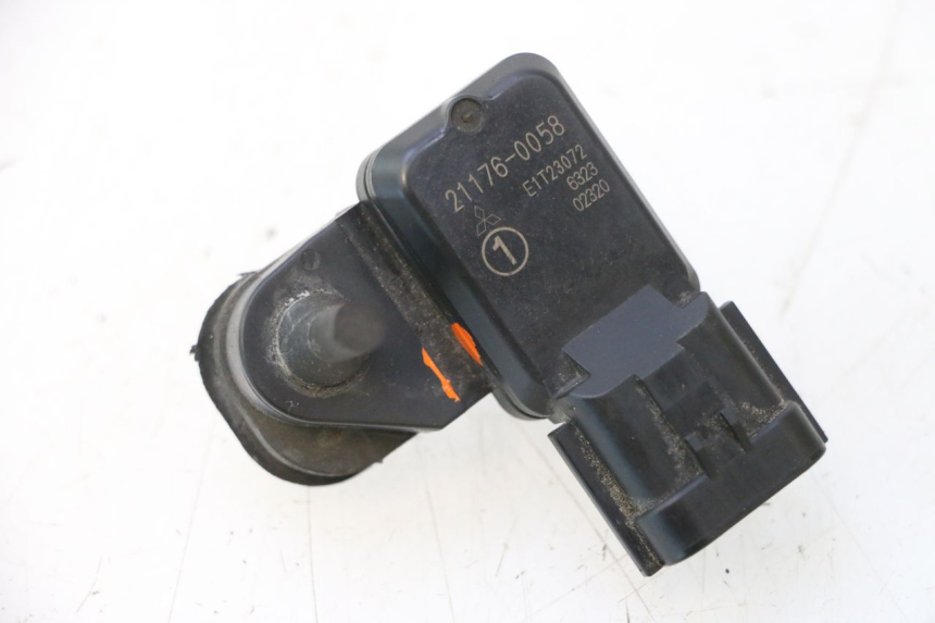 photo de AIR PRESSURE SENSOR KAWASAKI ER-6 ER6 N 650 (2005 - 2009) - Alternative perspective