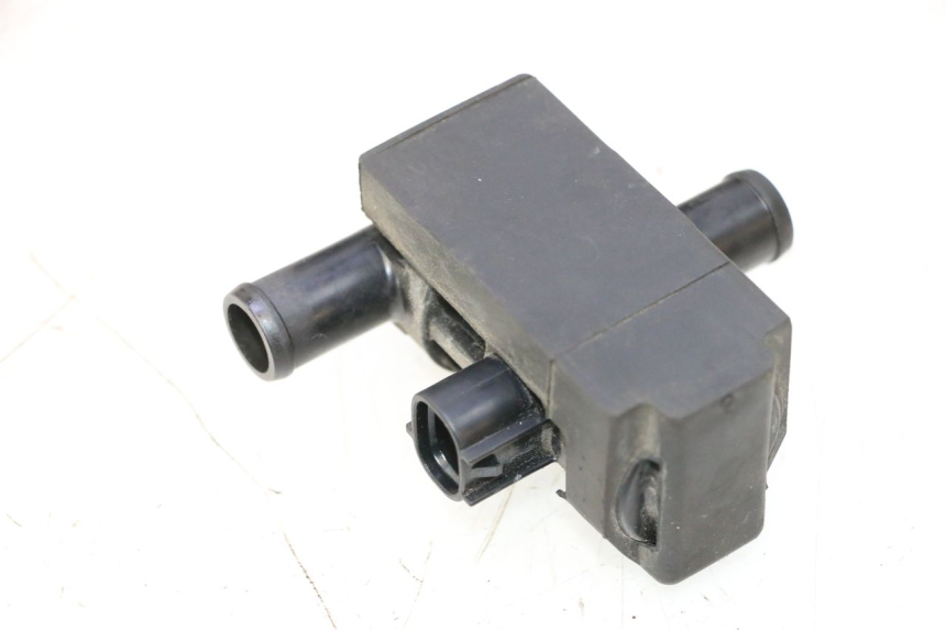 photo de AIR PRESSURE SENSOR KAWASAKI ER-6 ER6 N 650 (2005 - 2009) - Alternative perspective