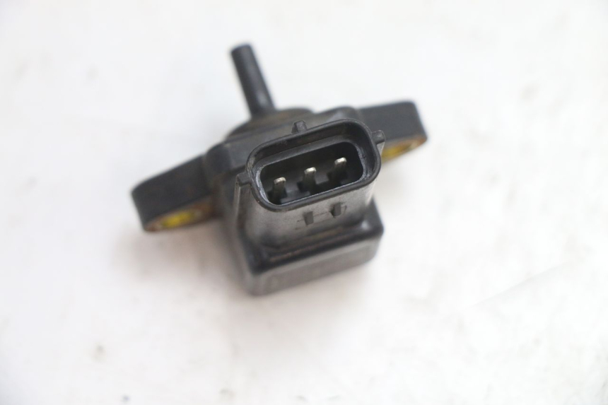 photo de AIR PRESSURE SENSOR YAMAHA FJR 1300 (2001 - 2005) - Alternative perspective