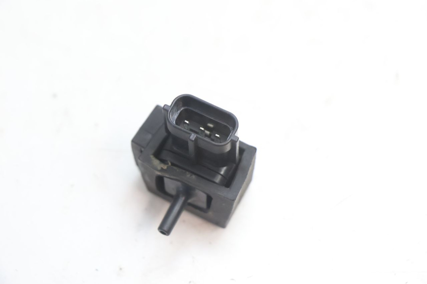 photo de AIR PRESSURE SENSOR SUZUKI GSR 600 (2005 - 2012) - Alternative perspective