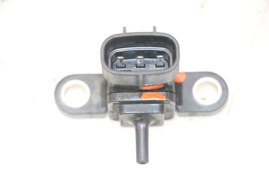 photo de AIR PRESSURE SENSOR YAMAHA X-MAX XMAX 125 (2010 - 2013) - Alternative perspective