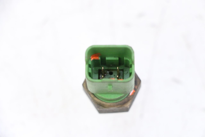 photo de WATER TEMPERATURE SENSOR PIAGGIO MP3 500 (2014 - 2017) - Zoom on usage condition