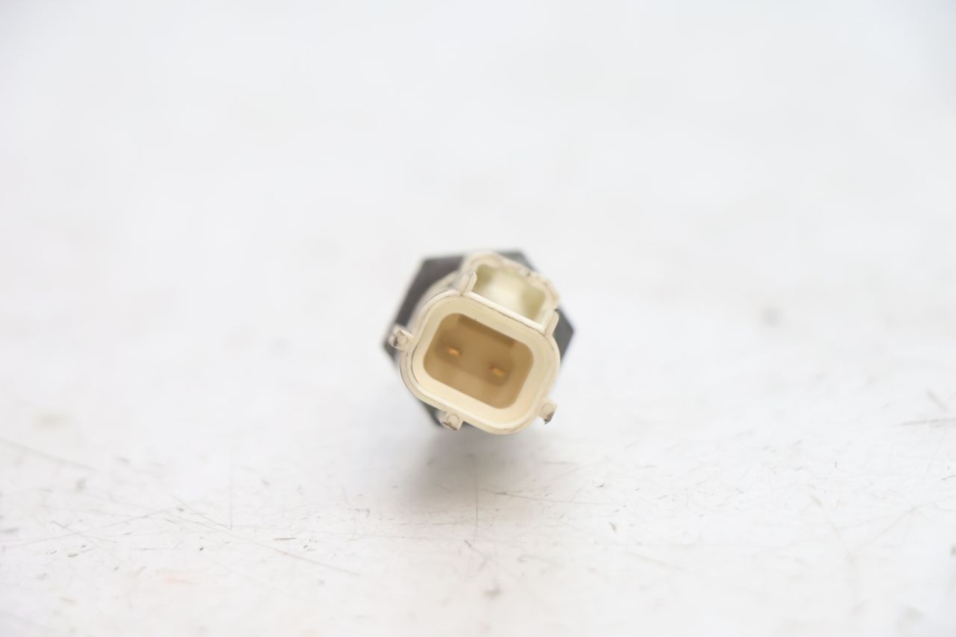photo de WATER TEMPERATURE SENSOR YAMAHA XMAX X-MAX 125 (2006 - 2009) - Alternative perspective