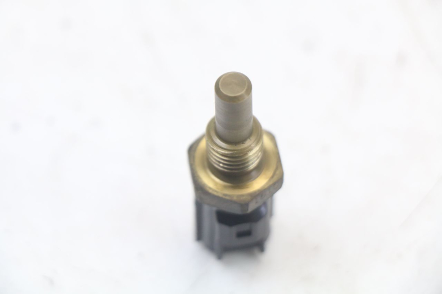 photo de WATER TEMPERATURE SENSOR YAMAHA FZ1 FAZER 1000 (2007 - 2009) - Alternative perspective