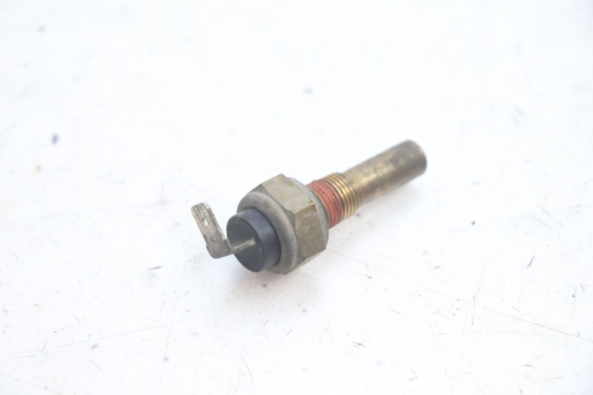 photo de WATER TEMPERATURE SENSOR YAMAHA YP MAJESTY 125 (2002 - 2006) - Zoom on usage condition