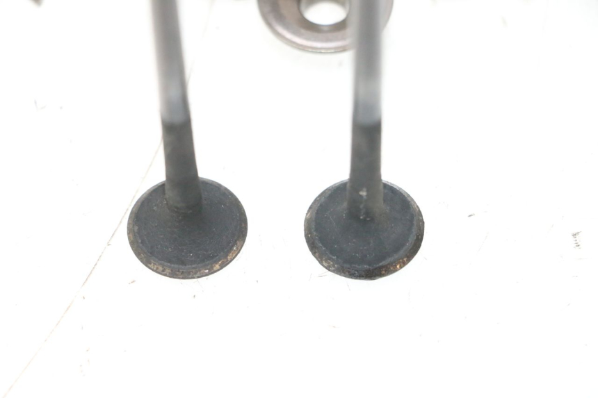 photo de ENGINE VALVE SUZUKI BURGMAN 125 (2007 - 2014) - Alternative perspective