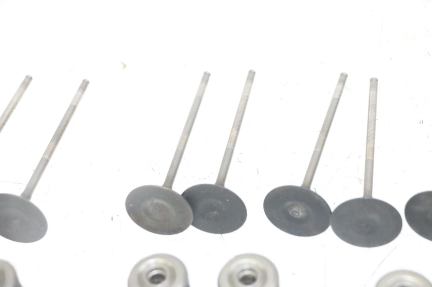 photo de ENGINE VALVE HONDA CB R 1000 (2018 - 2023) - High-resolution close-up