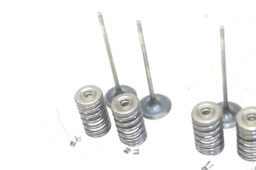 photo de ENGINE VALVE HONDA CB R 1000 (2018 - 2023) - Focus on structure