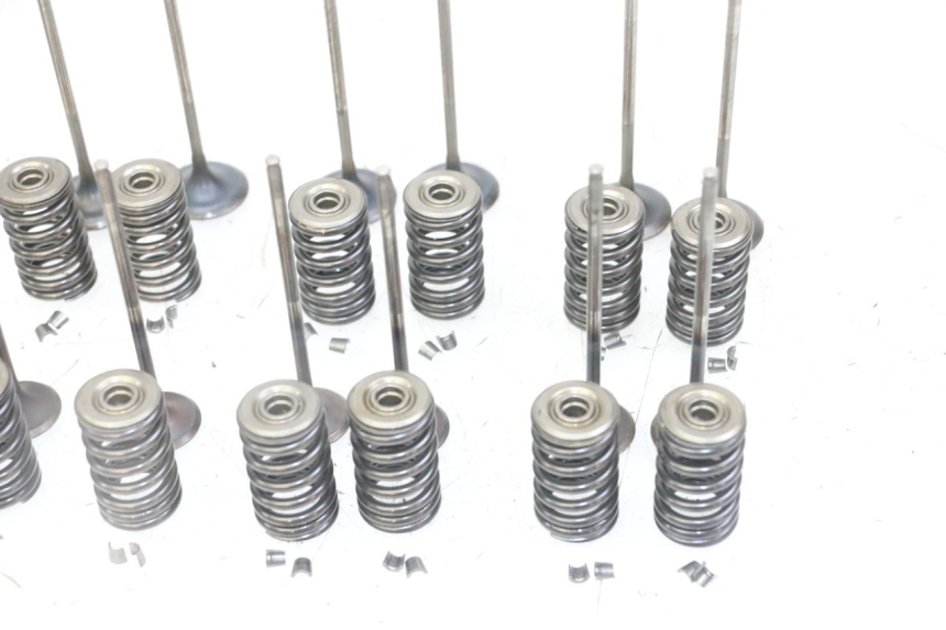 photo de ENGINE VALVE HONDA CB R 1000 (2018 - 2023) - Technical close-up