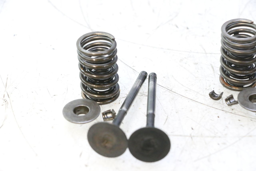 photo de ENGINE VALVE HONDA CB TWO FIFTY 250 (1991 - 2002) - Technical close-up