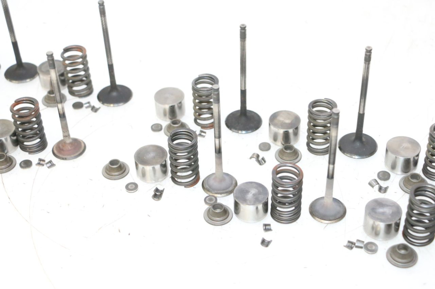 photo de ENGINE VALVE YAMAHA FJR 1300 (2001 - 2005) - Alternative perspective