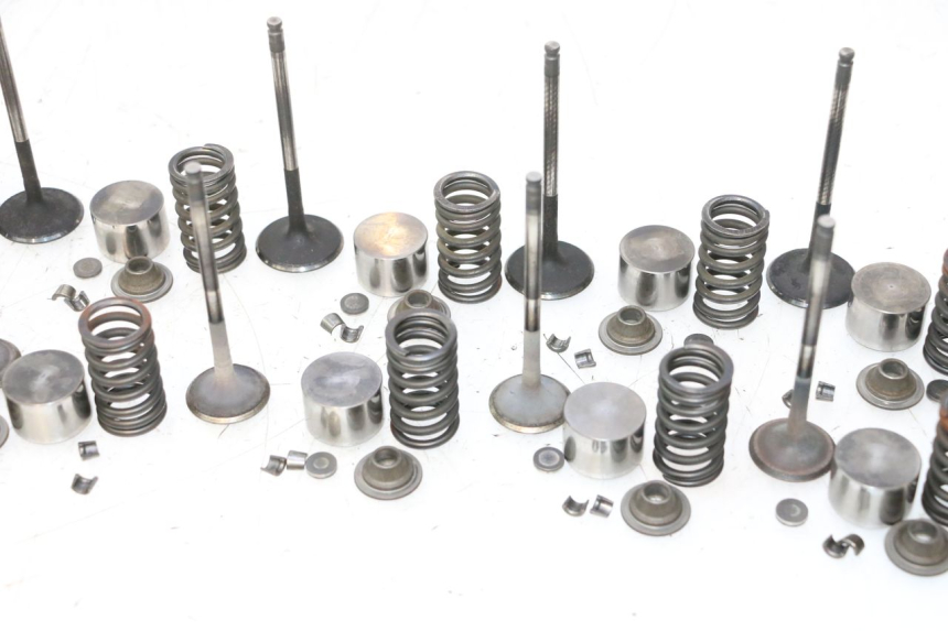 photo de ENGINE VALVE YAMAHA FJR 1300 (2001 - 2005) - Technical close-up