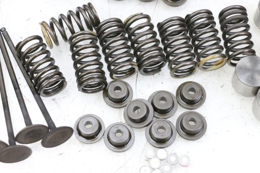 photo de ENGINE VALVE SUZUKI GSR 750 (2011 - 2017) - Alternative perspective