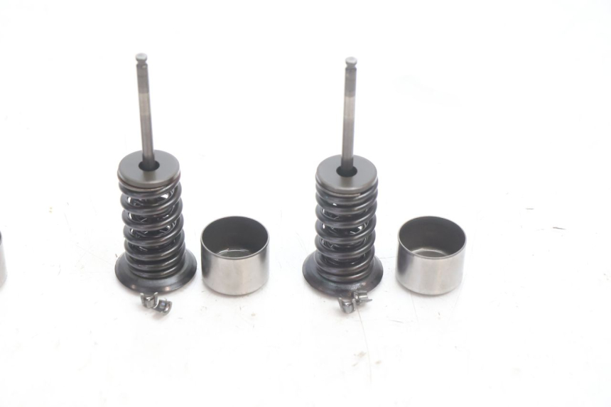 photo de ENGINE VALVE SUZUKI SV S 650 (2003 - 2009) - High-resolution close-up