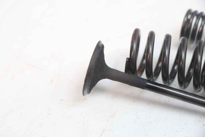photo de ENGINE VALVE SUZUKI SV S 650 (2003 - 2009) - Alternative perspective
