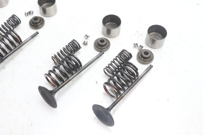 photo de ENGINE VALVE SUZUKI SV S 650 (2003 - 2009) - Fixing points details