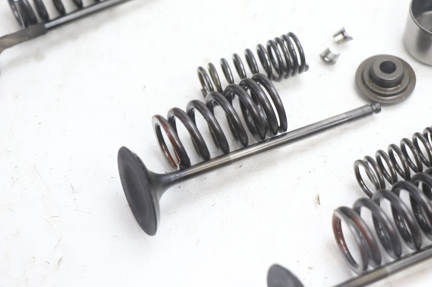 photo de ENGINE VALVE SUZUKI SV S 650 (2003 - 2009) - Surface and material condition