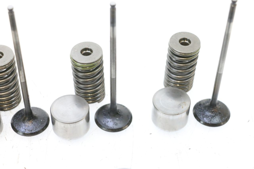 photo de ENGINE VALVE YAMAHA XJ6 600 (2008 - 2016) - High-resolution close-up