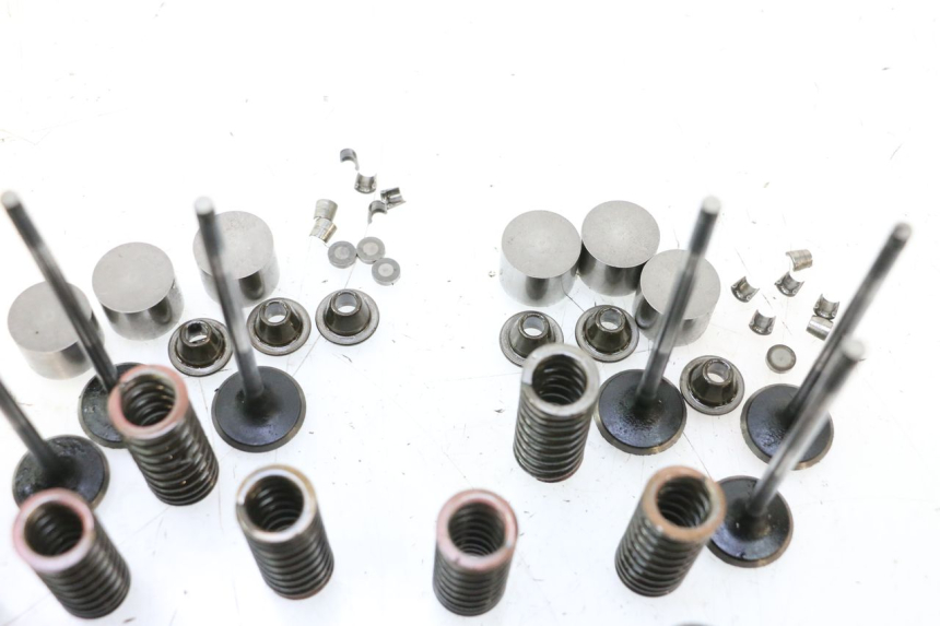 photo de ENGINE VALVE YAMAHA YZF R GENESIS 750 (1993 - 1998) - High-resolution close-up