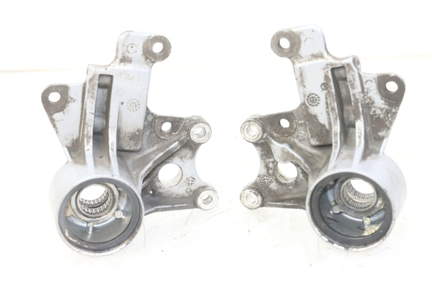 photo de FRONT BRAKE CALIPER BRACKET PIAGGIO MP3 LT 300 (2010 - 2016) - Alternative perspective