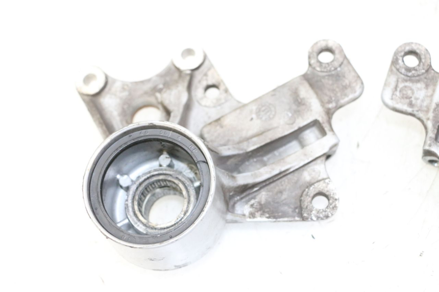 photo de FRONT CALIPER BRACKET PIAGGIO MP3 500 (2011 - 2015) - Fixing points details