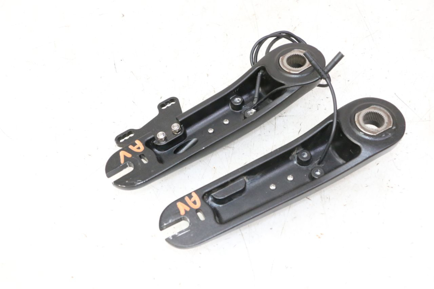 photo de FRONT BRAKE CALIPER BRACKET DUALTRON VICTOR LIMITED 1 - Fixing points details