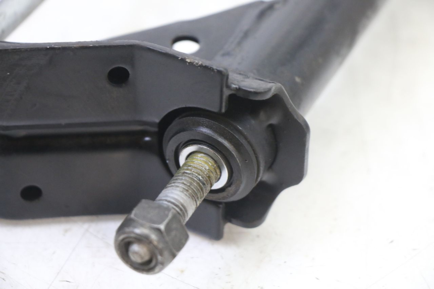 photo de ENGINE MOUNT PEUGEOT SATELIS 125 (2013 - 2018) - Surface and material condition